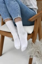 baltos kojinytės moterims