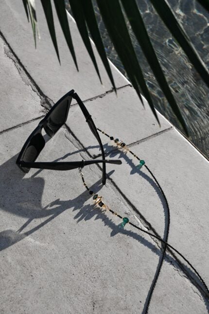 akinių grandinėlė su kristalais