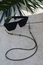 juoda akinių grandinėlė