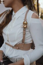 auksinės spalvos sagė