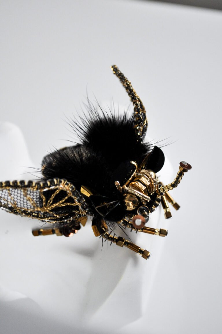 ranku darbo sege bite su sparnais