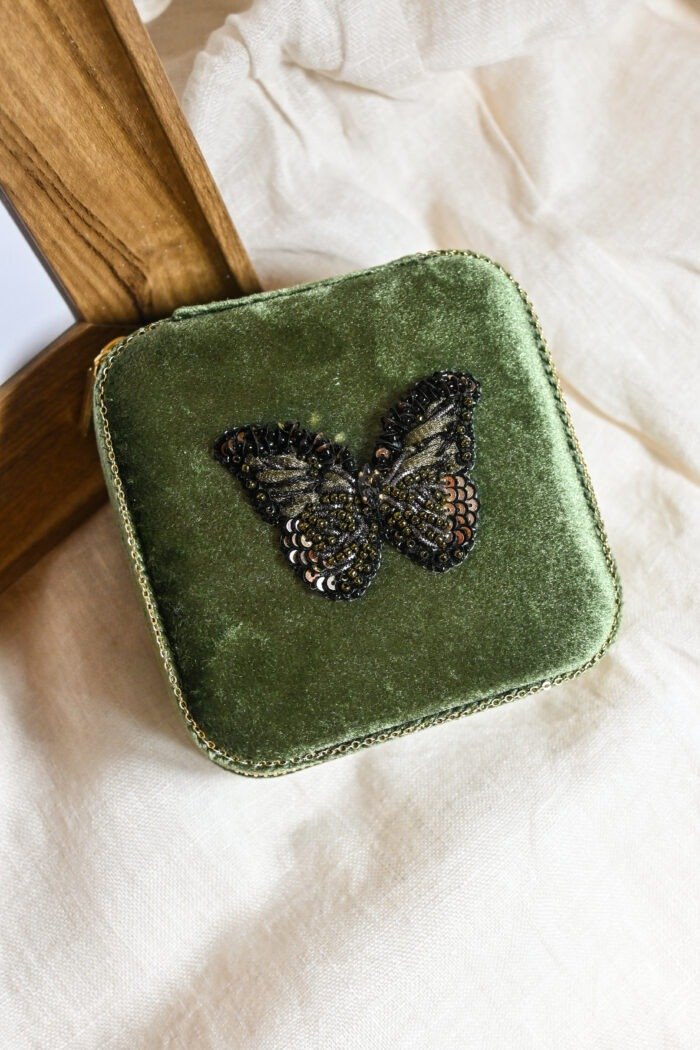 siuvinėta papuošalų dėžutė