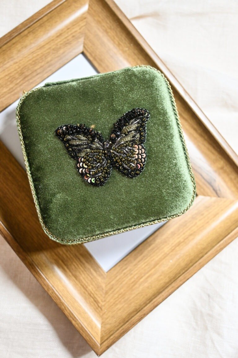 siuvinėta papuošalų dėžutė